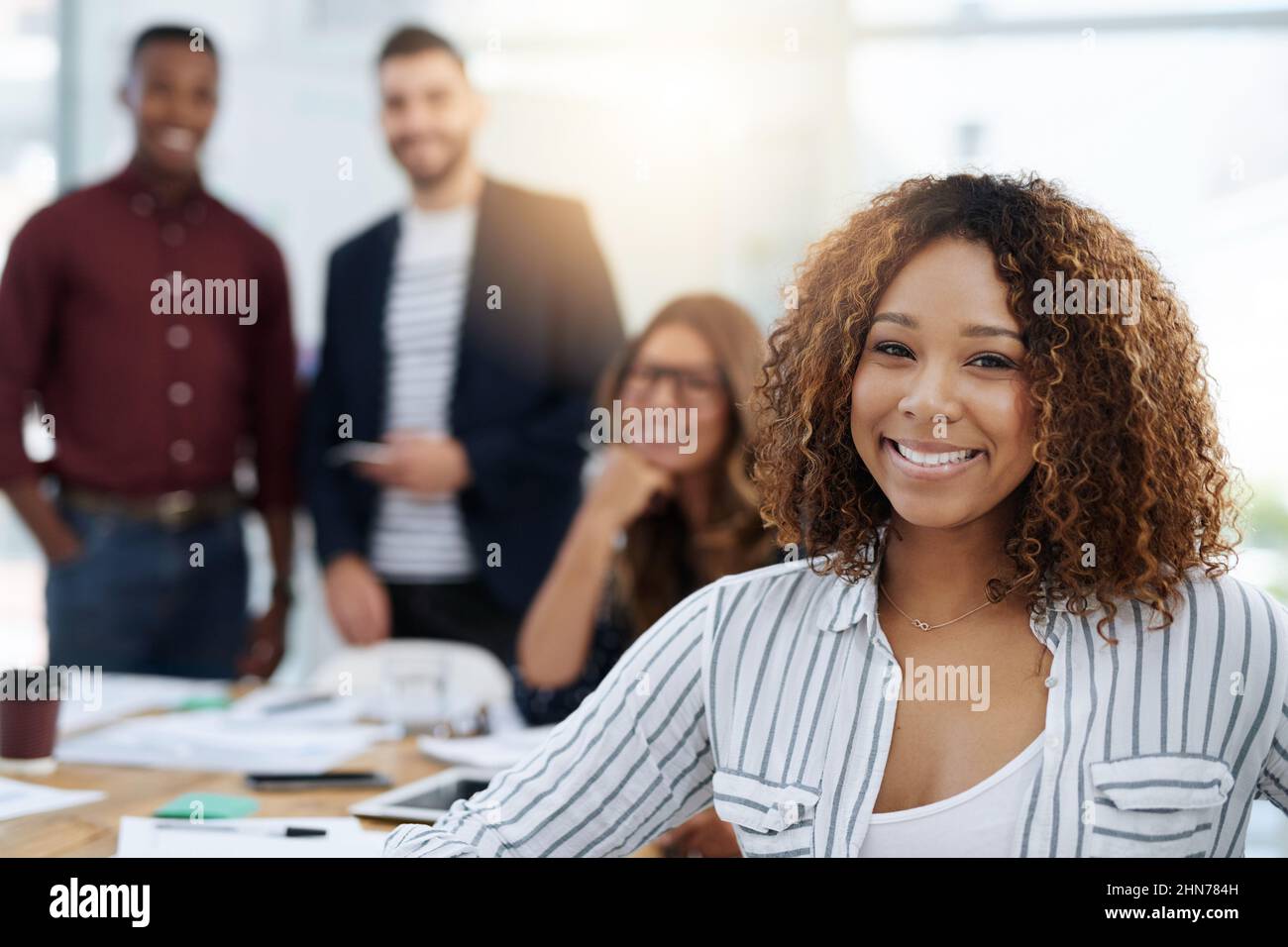 Lorsque vous avez une excellente équipe, vous ne pouvez pas vous aider à sourire. Photo d'employés créatifs travaillant dans un bureau moderne. Banque D'Images