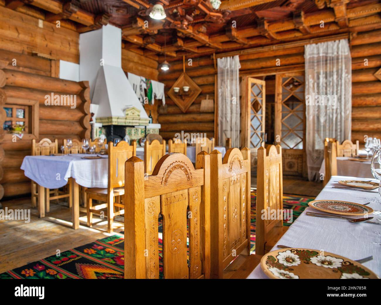 Intérieur du célèbre restaurant ukrainien Hutsulshchyna à Yaremche, Carpathian Mountains. C'est un monument architectural - restaurant en bois fait avec Banque D'Images