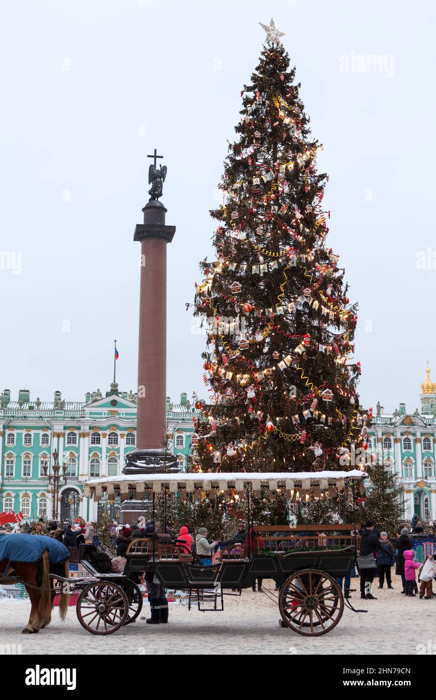 Saint-Pétersbourg, Russie-vers janvier 2022 : l'arbre de Noël est décoré de lampes et de jouets. La place du Palais avec la colonne Alexandre. Les gens wal Banque D'Images