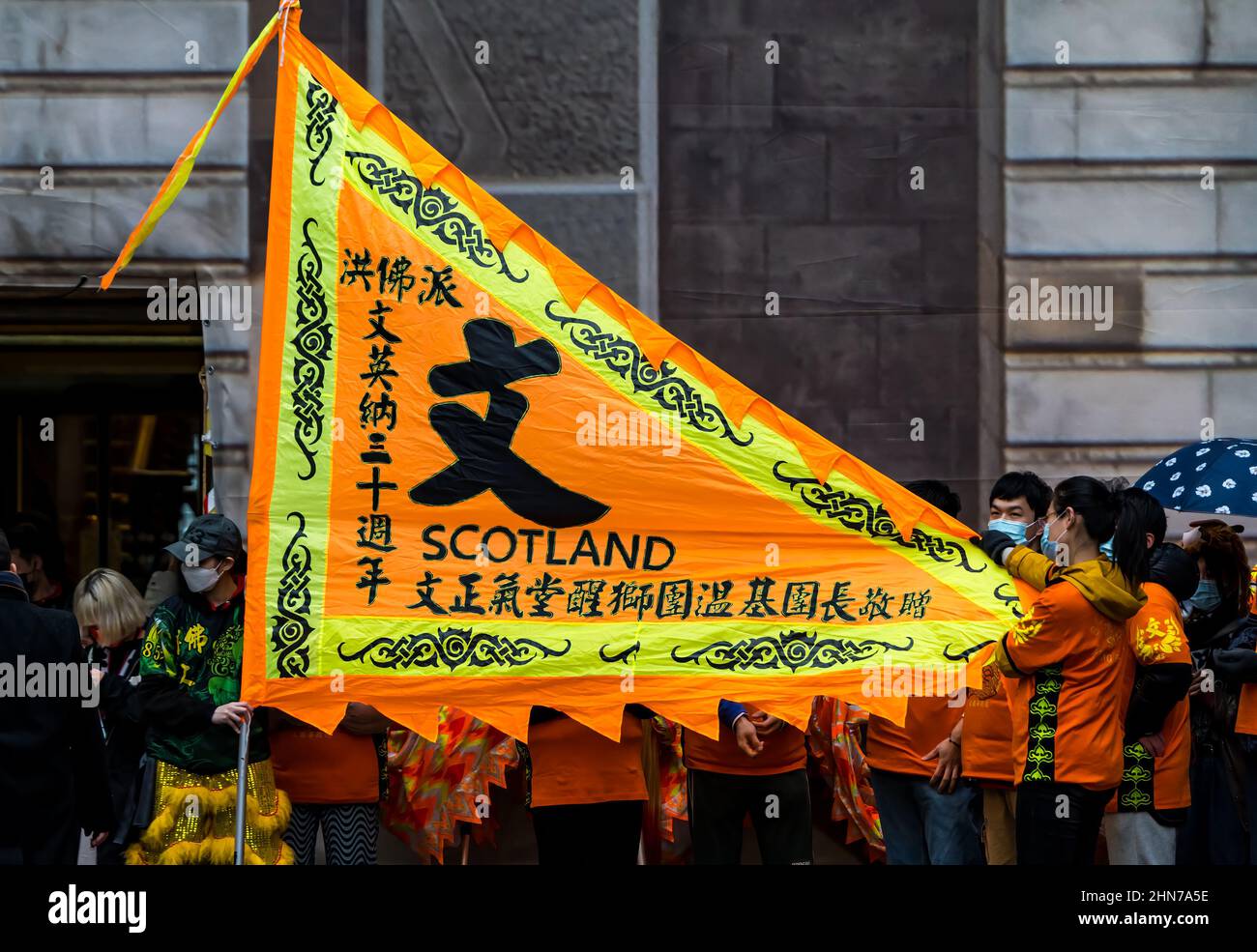 Fête du nouvel an chinois avec des personnes portant un drapeau, City Chambers, Édimbourg, Écosse, Royaume-Uni Banque D'Images