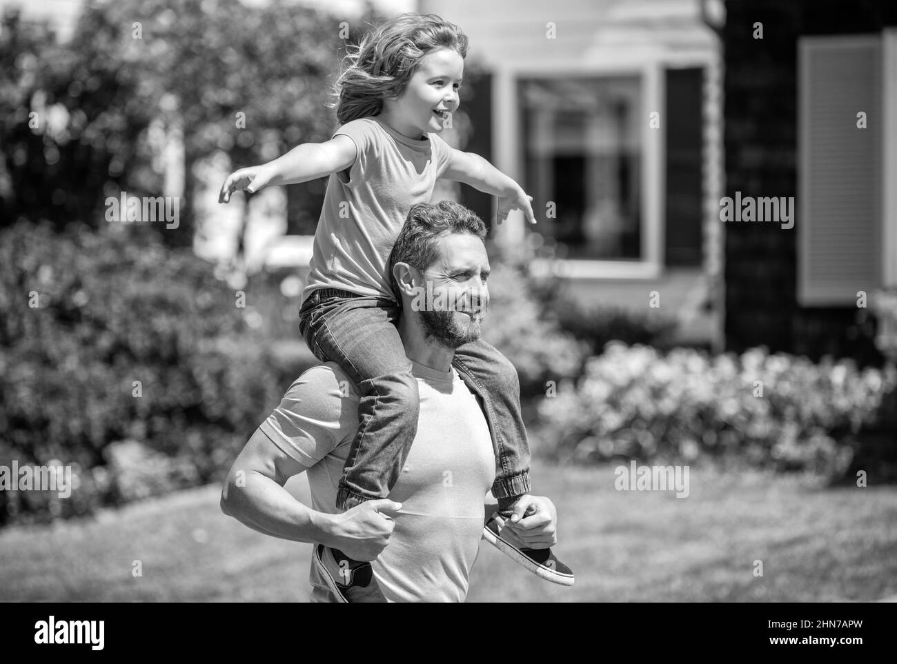 garde des parents avec un petit garçon. papa avec un enfant le jour d'été. parent et paternité. Banque D'Images