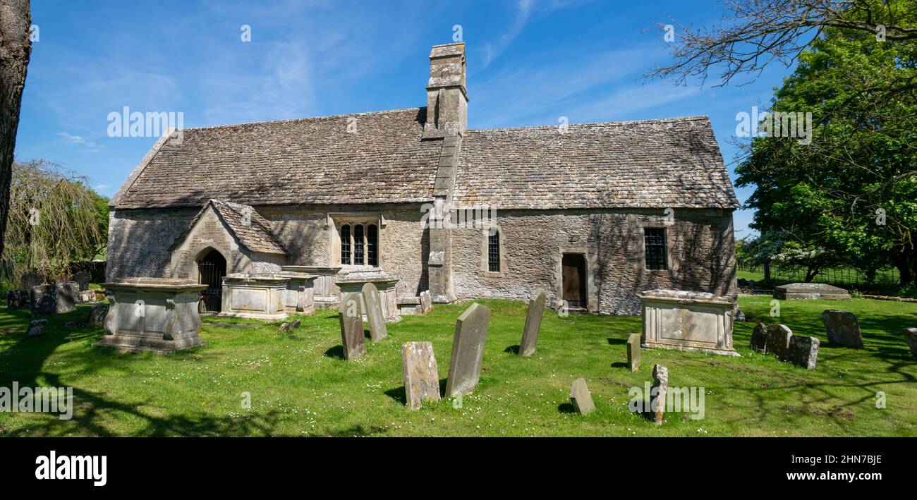 L'église Sainte Marie dans le village des Cotswolds d'Ampney St Mary, Gloucestershire Banque D'Images