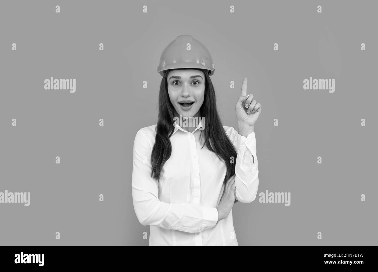 femme d'affaires stupéfait dans le casque de construction. ingénieur en chef d'architecte. Banque D'Images