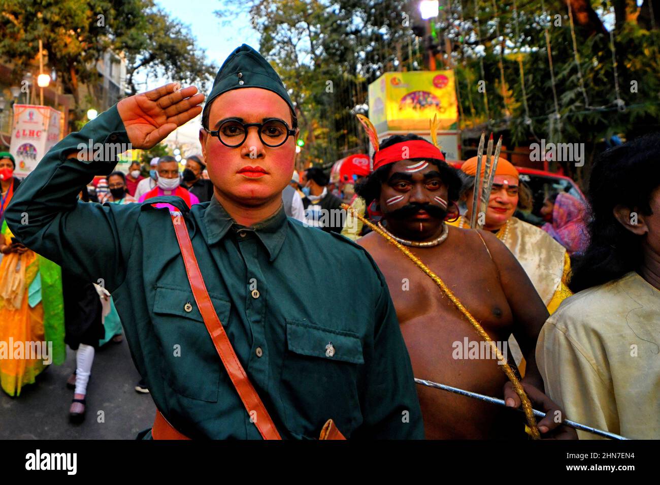 Kolkata, Inde. 14th févr. 2022. Une personne pose comme Netaji Subhas Chandra Bose lors d'une cérémonie en plein air.un programme de mariage de masse a été organisé à la veille de la semaine de la Saint-Valentin de 100 couples dans la ville de Kolkata par une ONG nommée Aloy Fera. (Photo par Avishek Das/SOPA Images/Sipa USA) crédit: SIPA USA/Alay Live News Banque D'Images