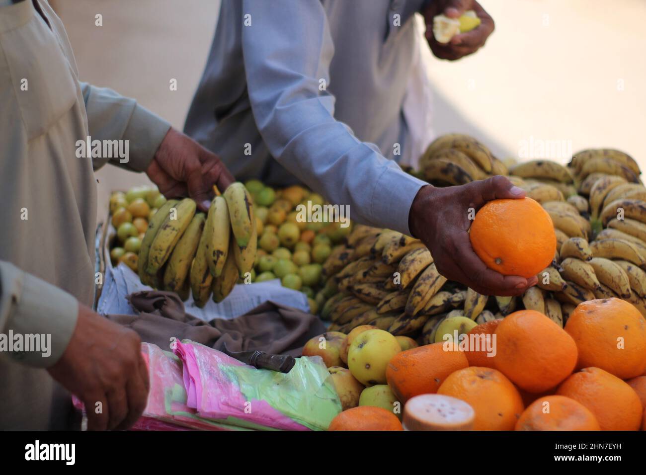 Homme asiatique et indien vendant des fruits et des légumes sur chariot en bois dans la rue mobile affaires Banque D'Images