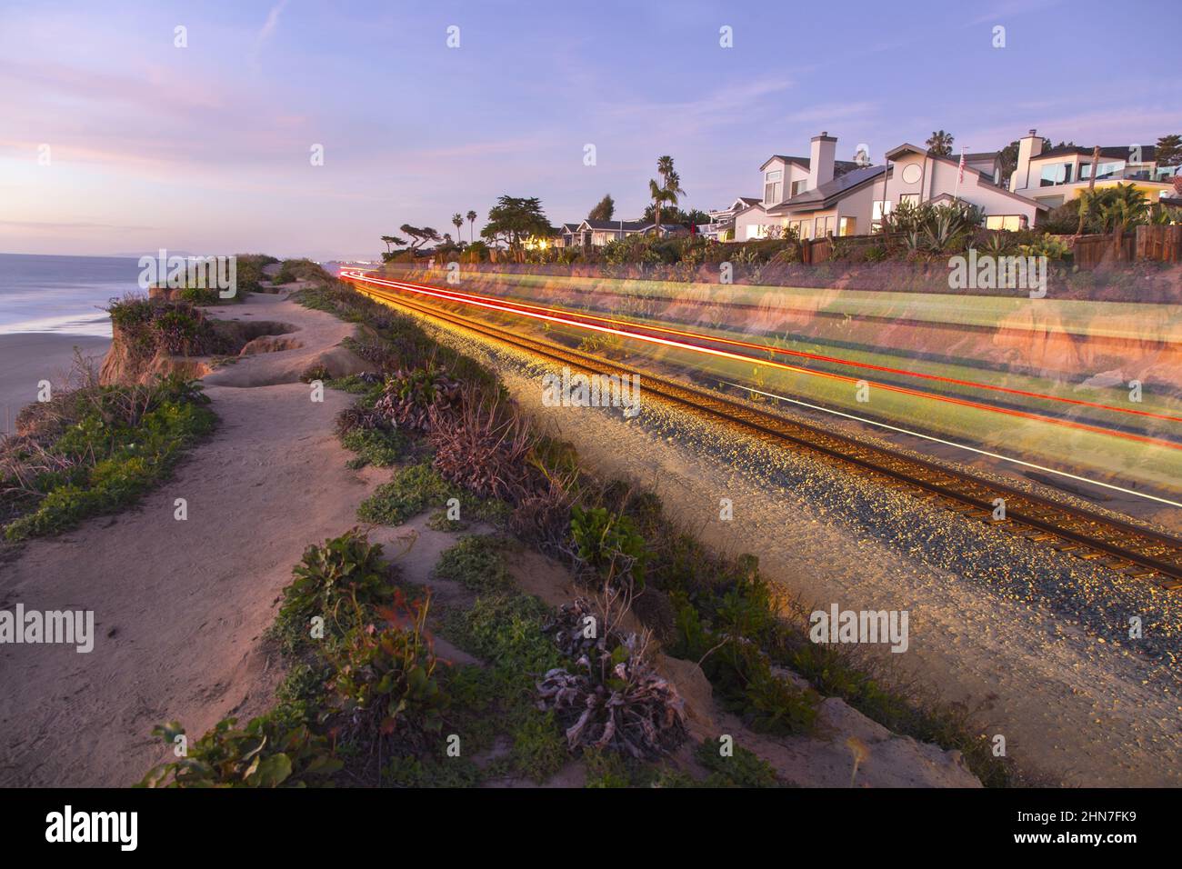 Transparent Silhouette High Speed Coaster train Motion sur les voies ferrées. Côte sud de l'océan Pacifique de Californie Del Mar, Comté de San Diego États-Unis Banque D'Images Transparent Silhouette High Speed Coaster train Motion sur les voies ferrées. Côte sud de l'océan Pacifique de Californie Del Mar, Comté de San Diego États-Unis Banque D'Images
