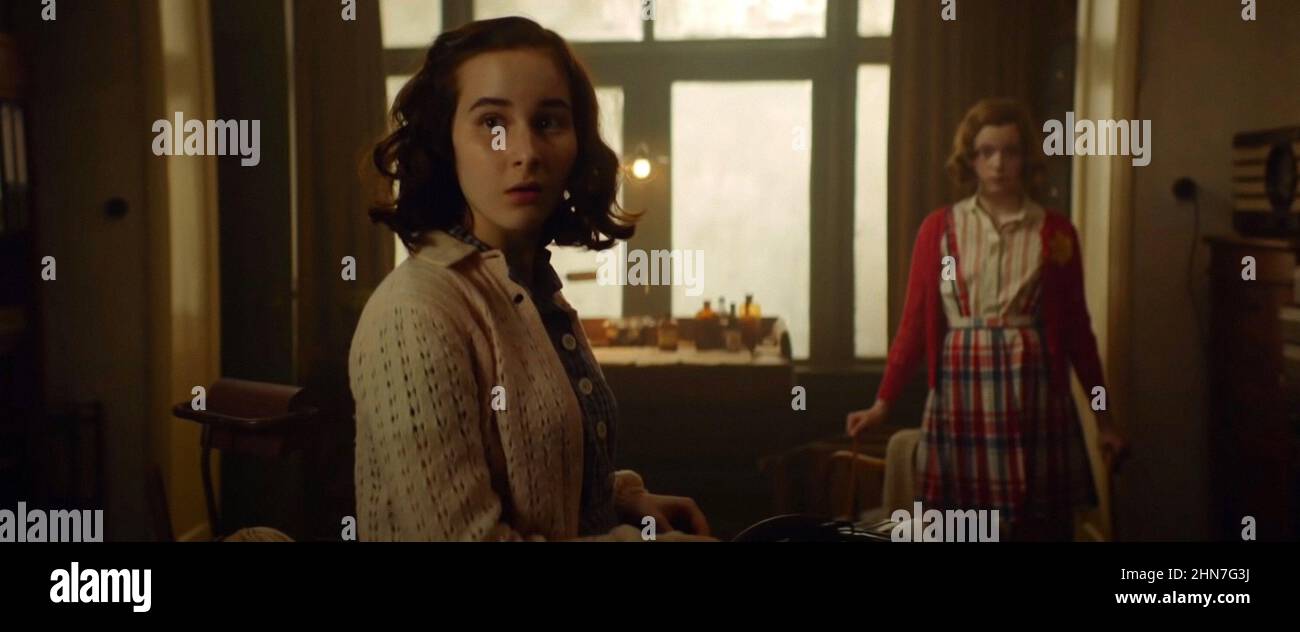 Ma Meilleure Amie Anne Frank MA MEILLEURE AMIE ANNE FRANK, (alias MIJN BESTE VENIDIN ANNE FRANK), de  gauche à droite: Aiko Beemsterboer comme Anne Frank, Josephine Arendsen  comme Hannah Goslar, 2021. © Netflix / Courtesy Everett Collection