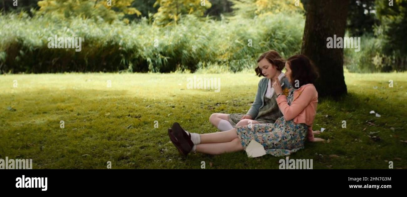 Ma Meilleure Amie Anne Frank MA MEILLEURE AMIE ANNE FRANK, (alias MIJN BESTE VENIDIN ANNE FRANK), de  gauche à droite: Josephine Arendsen comme Hannah Goslar, Aiko Beemsterboer  comme Anne Frank, 2021. © Netflix / Courtesy Everett Collection