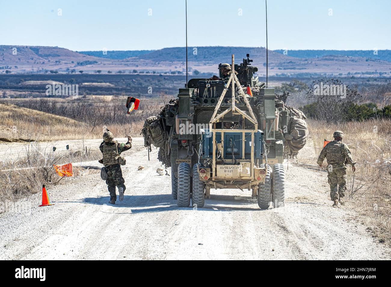 Les troopeurs de l'armée américaine affectés au 3D Cavalry Regiment marquent une section d'un sentier après avoir tiré une charge de ligne de compensation de mine pendant l'exercice Rifles Forge à la zone d'entraînement de fort Hood, fort Hood, Texas, le 10 février 2022. Cet exercice préparera l'unité à se rendre au Centre national d'entraînement de fort Irwin, en Californie, pour certifier l'unité à déployer dans un environnement de combat. (É.-U. Photo de l'armée par le sergent d'état-major. Christopher Stewart) Banque D'Images
