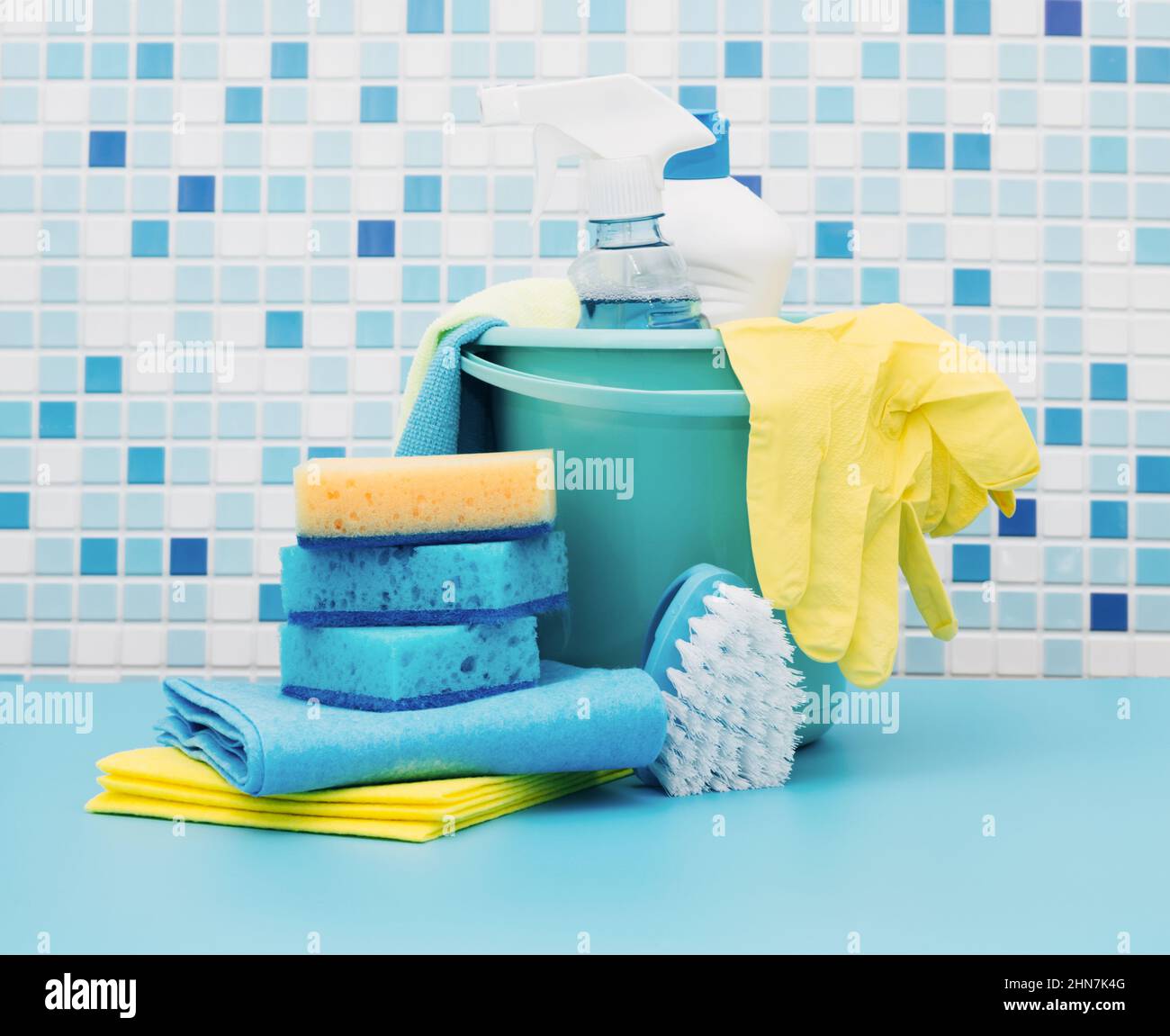 Nettoyants et détergents en seau, accessoires pour le nettoyage de diverses surfaces et pièces fond bleu Banque D'Images