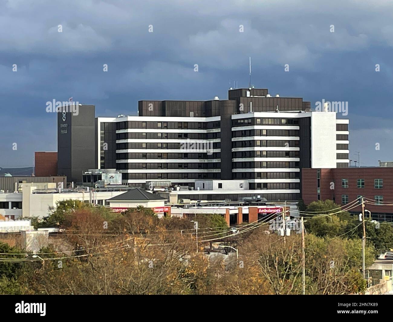 Augusta, GA USA - 12 13 21: Enfants Hôpital balcon vue grands bâtiments à distance Banque D'Images