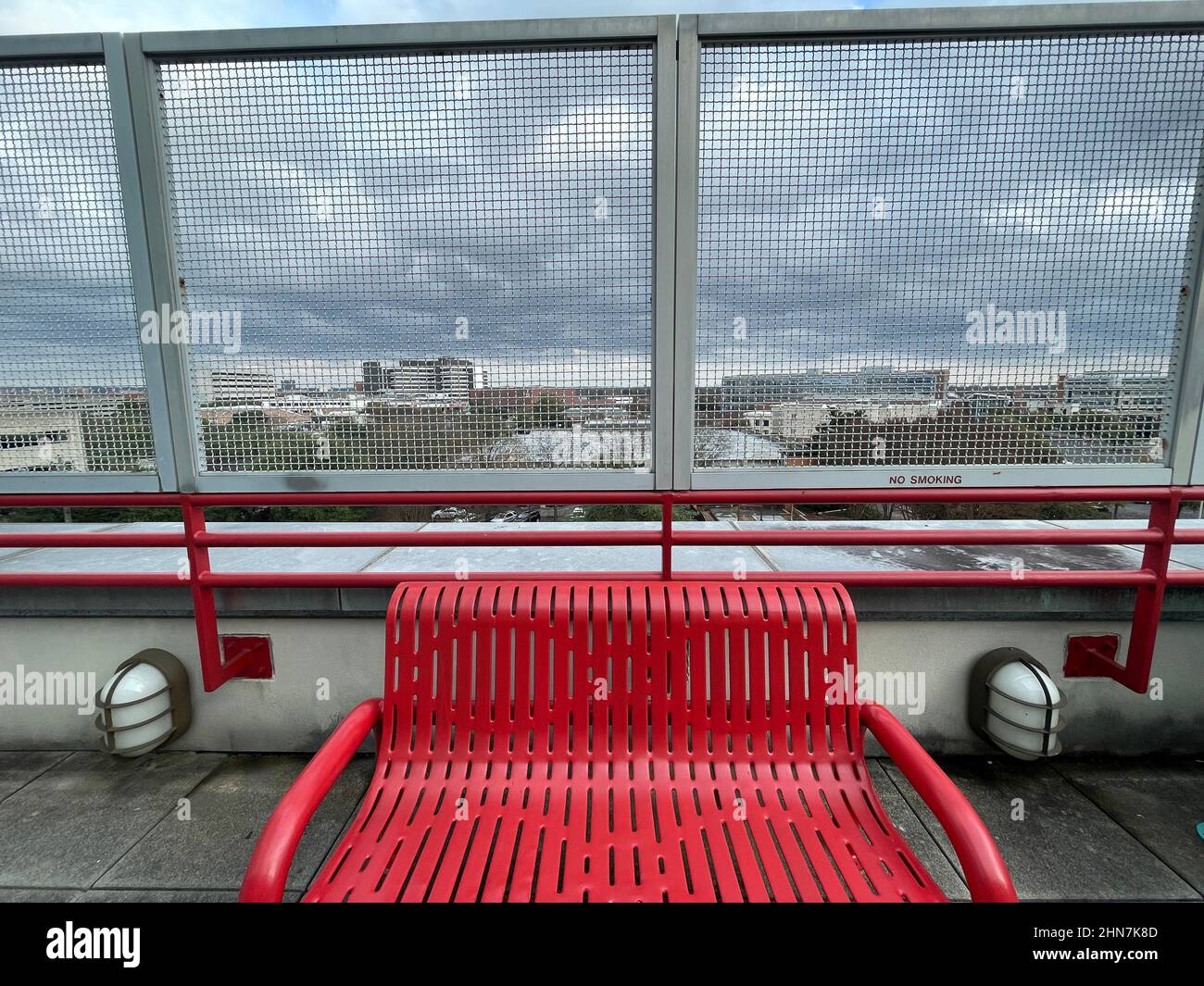 Augusta, GA USA - 12 13 21: Enfants Hôpital balcon vue banc rouge Banque D'Images