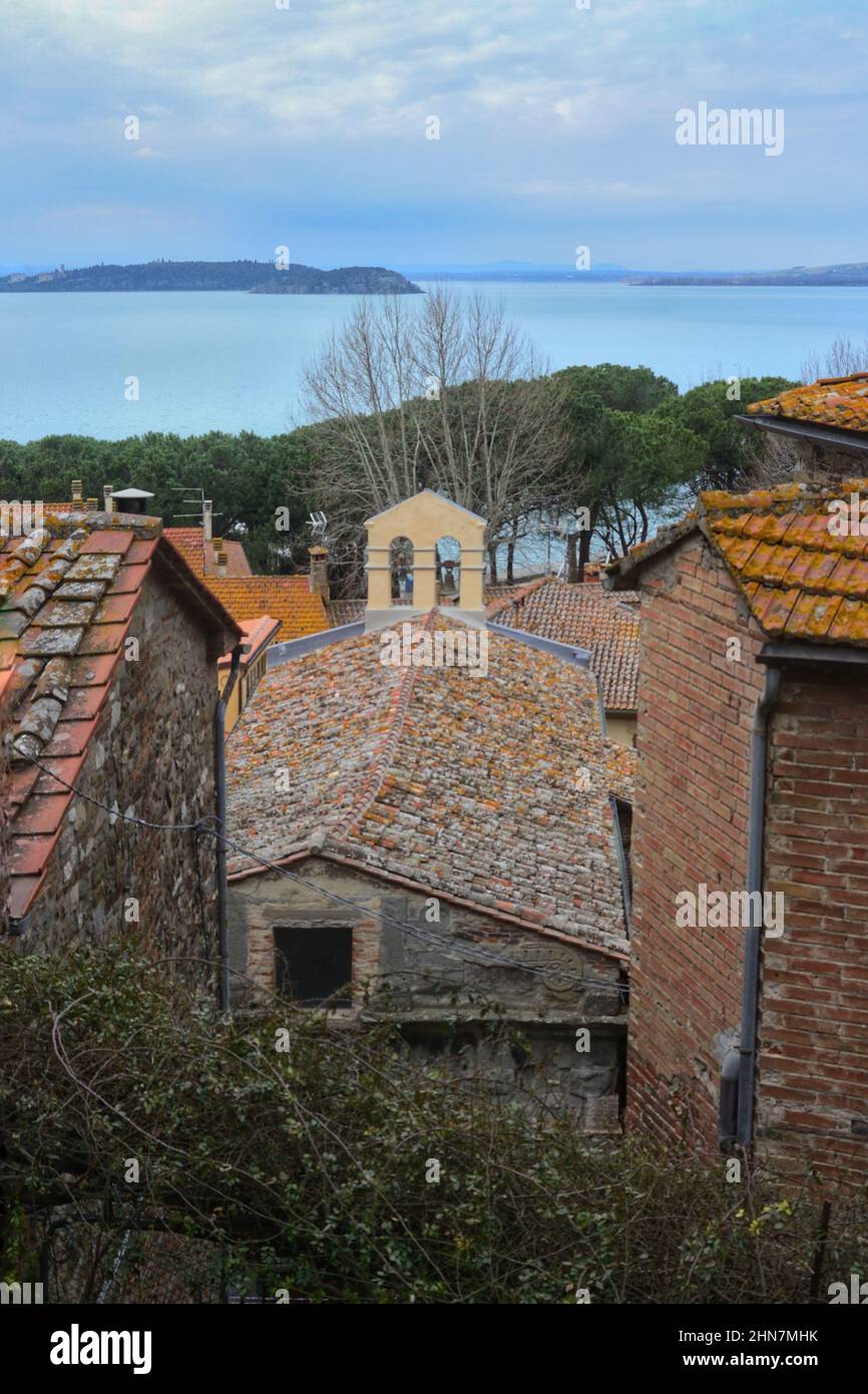 Les toits de tuiles rouges typiques des maisons le long de la rive du lac Trasimeno Banque D'Images