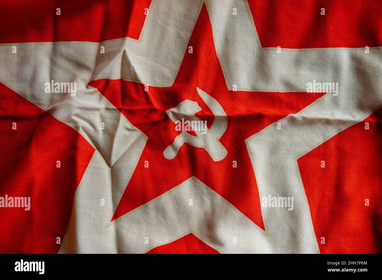 Ancien drapeau communiste rouge avec marteau et faucille. Banque D'Images