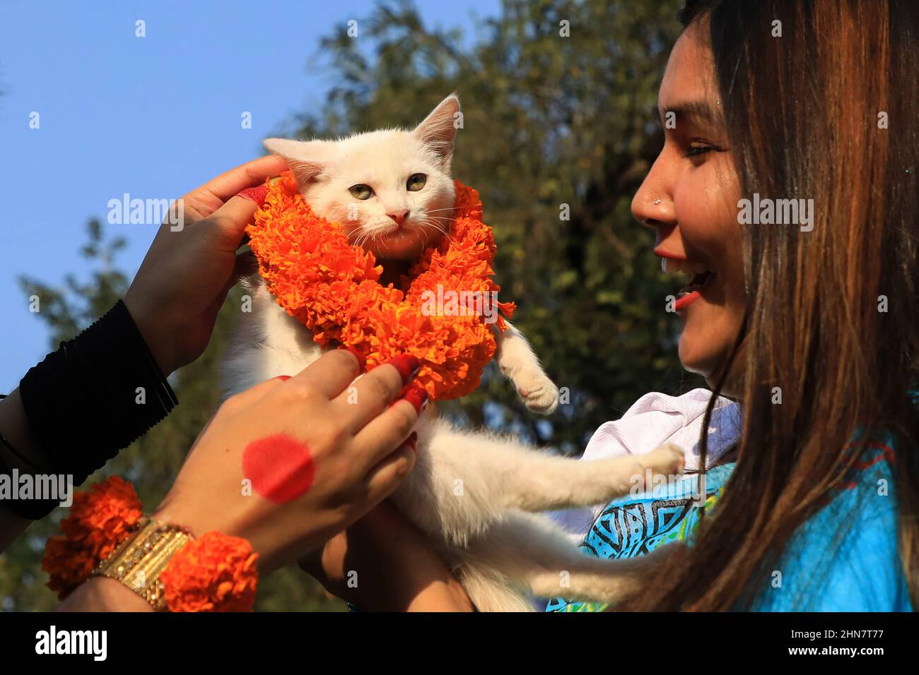 Dhaka, Bangladesh. 14th févr. 2022. Une dame tient son animal de compagnie à l'Université de Dhaka au Bangladesh pour la Saint-Valentin. Crédit : SOPA Images Limited/Alamy Live News Banque D'Images