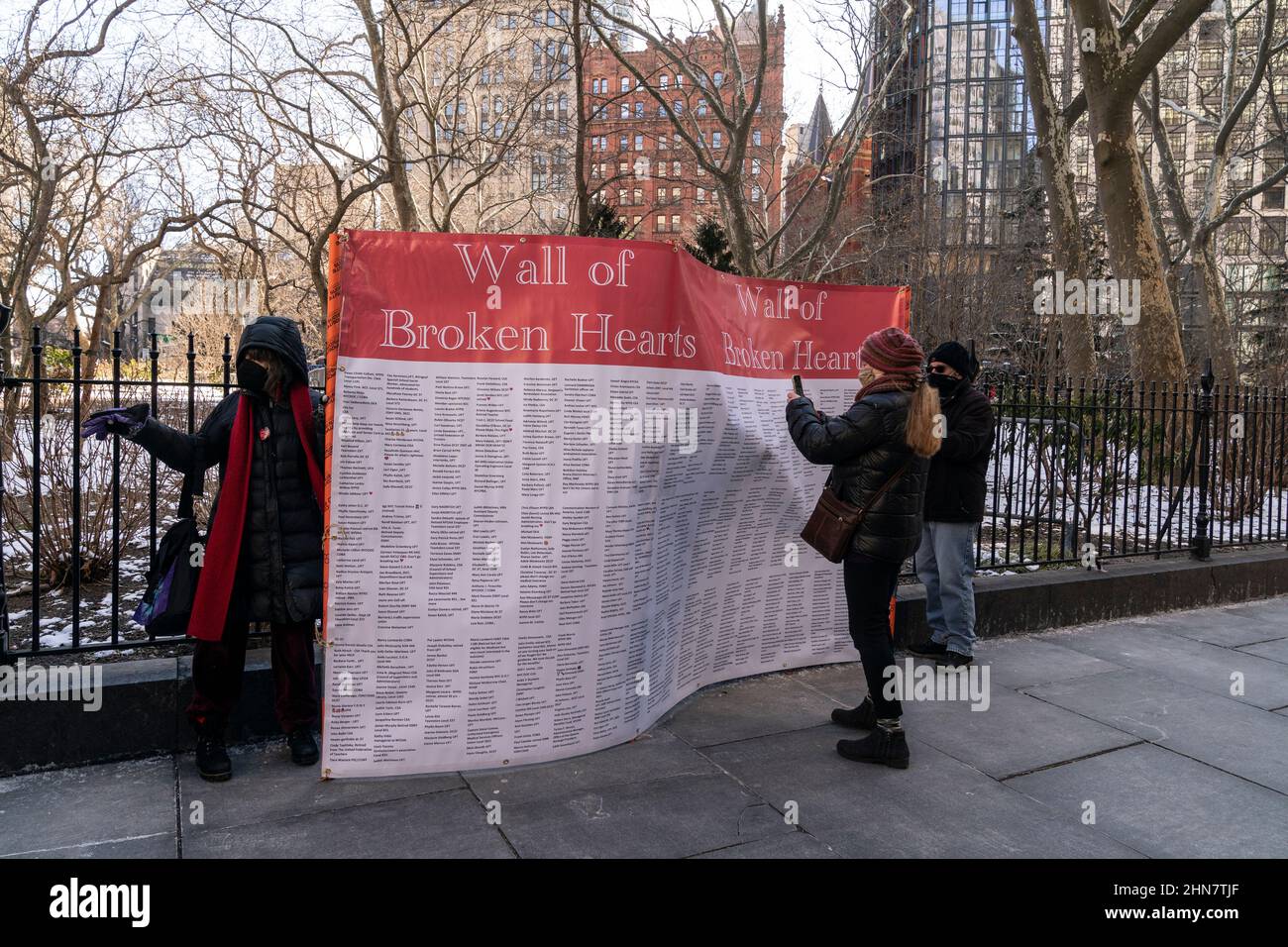 New York, NY - 14 février 2022 : les retraités des travailleurs municipaux protestent contre les changements proposés aux prestations médicales au parc de l'hôtel de ville le jour de la Saint-Valentin Banque D'Images