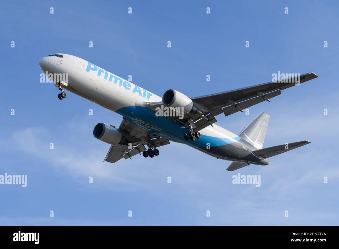 SeaTac, WA, États-Unis - le 11 février 2022; les avions cargo Amazon Prime Air 767-300 exploités par Air transport International s'approchent de SeaTac pour l'atterrissage Banque D'Images