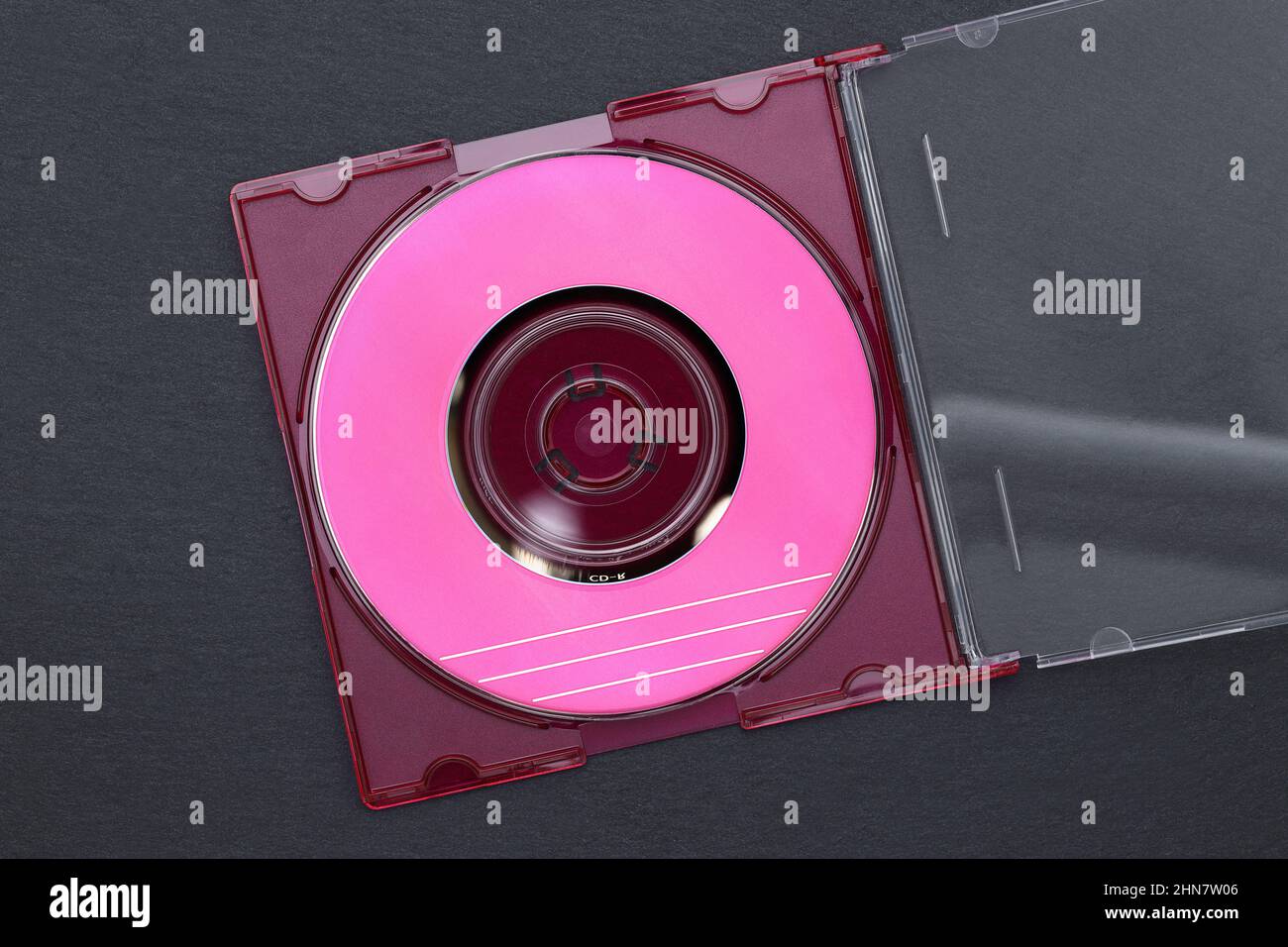 CD, CD dans son boîtier en plastique sur fond noir Banque D'Images