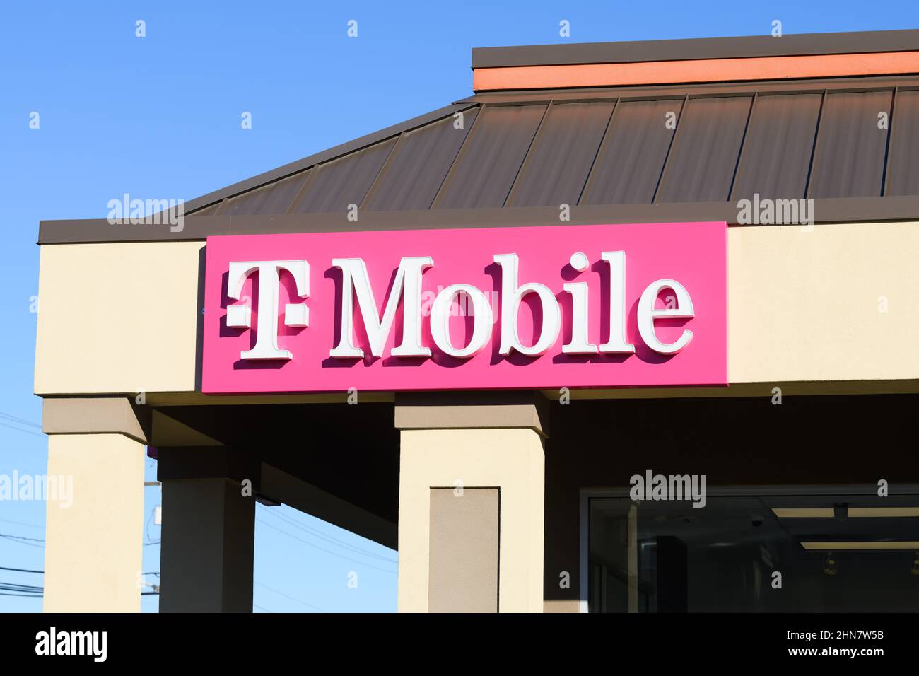 Burlington, WA, États-Unis - 12 février 2022; T-Mobile signe sur le bâtiment dans l'ouest de l'État de Washington pour la compagnie de téléphone cellulaire Banque D'Images