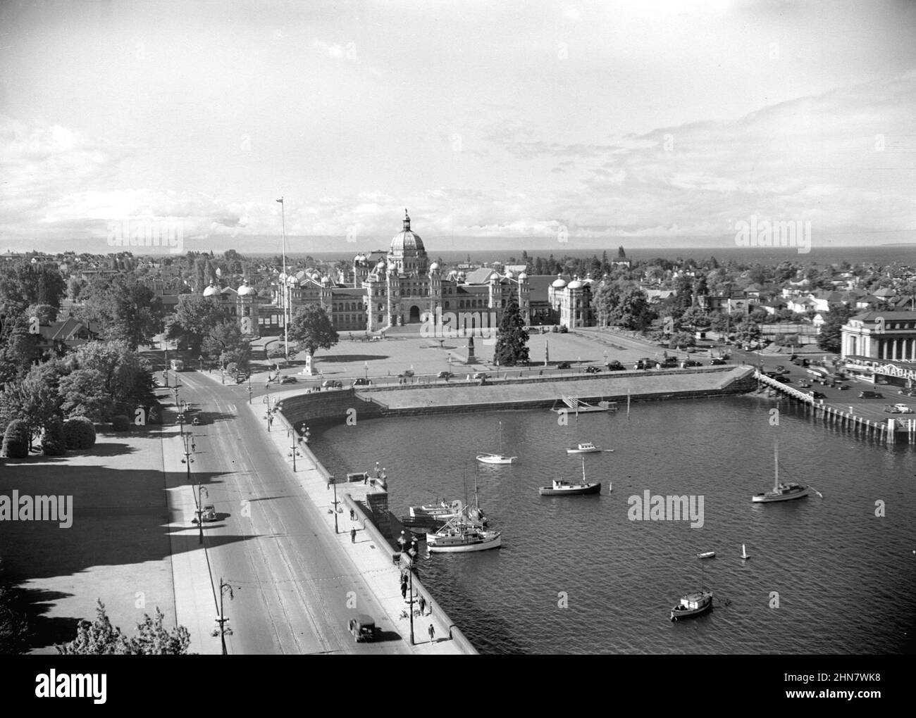 Photographie vintage noir et blanc ca. 1940 des édifices du Parlement provincial et du port intérieur de Victoria, Colombie-Britannique, Canada Banque D'Images