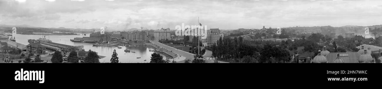 Photo panoramique noir et blanc vintage ca. 1920 du port intérieur et des édifices, y compris l'hôtel Empress à Victoria, en Colombie-Britannique, au Canada Banque D'Images
