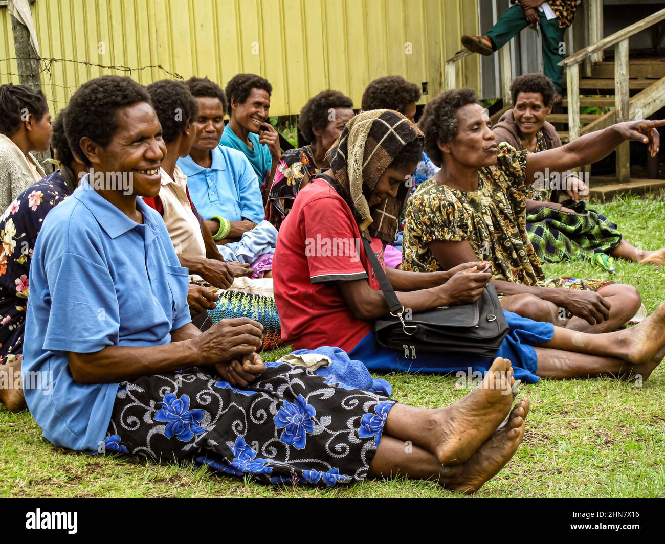 Des femmes âgées à une réunion de village, en Papouasie-Nouvelle-Guinée, écoutent et partagent leurs idées Banque D'Images