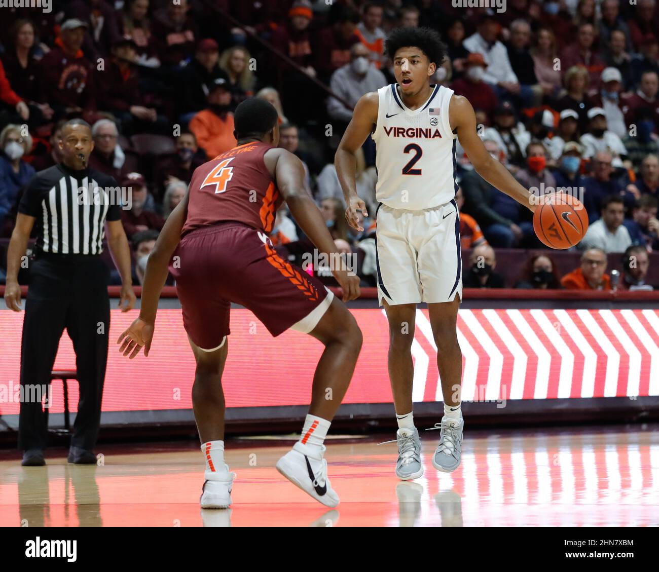 Blacksburg, Virginie, États-Unis. 14th févr. 2022. Virginia Cavaliers garde les dribbles de Reece Beekman (2) pendant le match NCAA Basketball entre les Virginia Cavaliers et les Virginia Tech Hokies au Cassell Coliseum de Blacksburg, Virginie. Greg Atkins/CSM/Alamy Live News Banque D'Images