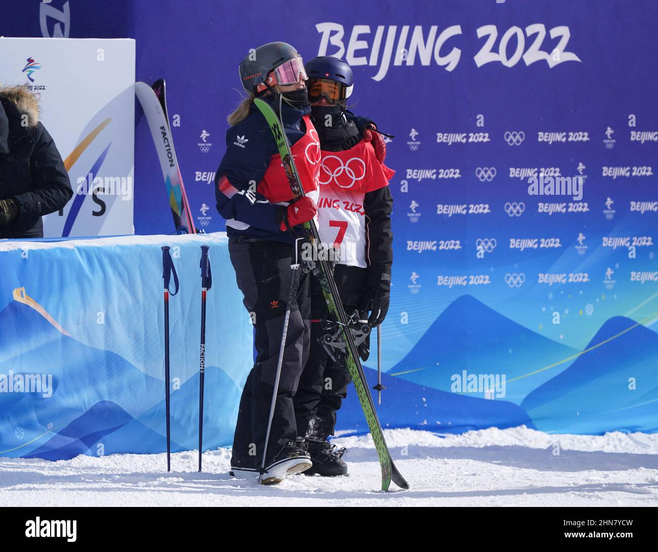 Katie Summerhayes (à gauche) en Grande-Bretagne et Mathilde Gremaud en Suisse après leur dernière course de la finale féminine de slastyle lors du 11 e jour des Jeux Olympiques d'hiver de 2022 à Beijing au stade H & S de Genting Snow Park à Zhangjiakou, en Chine. Date de la photo: Mardi 15 février 2022. Banque D'Images