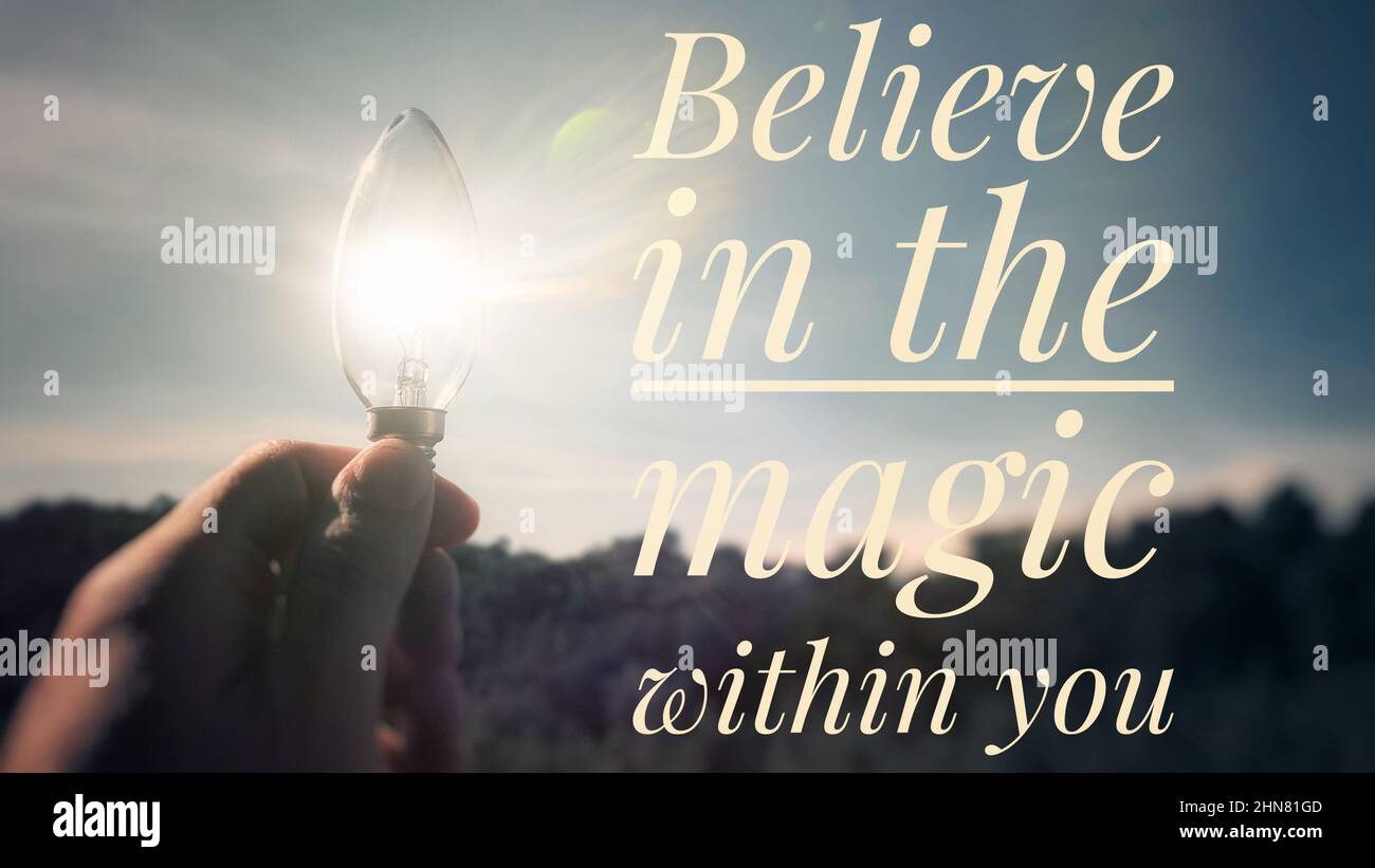 Citation motivationnelle et inspirante - croyez la magie en vous. Avec une ampoule et un arrière-plan nature flou. Concept de motivation Banque D'Images