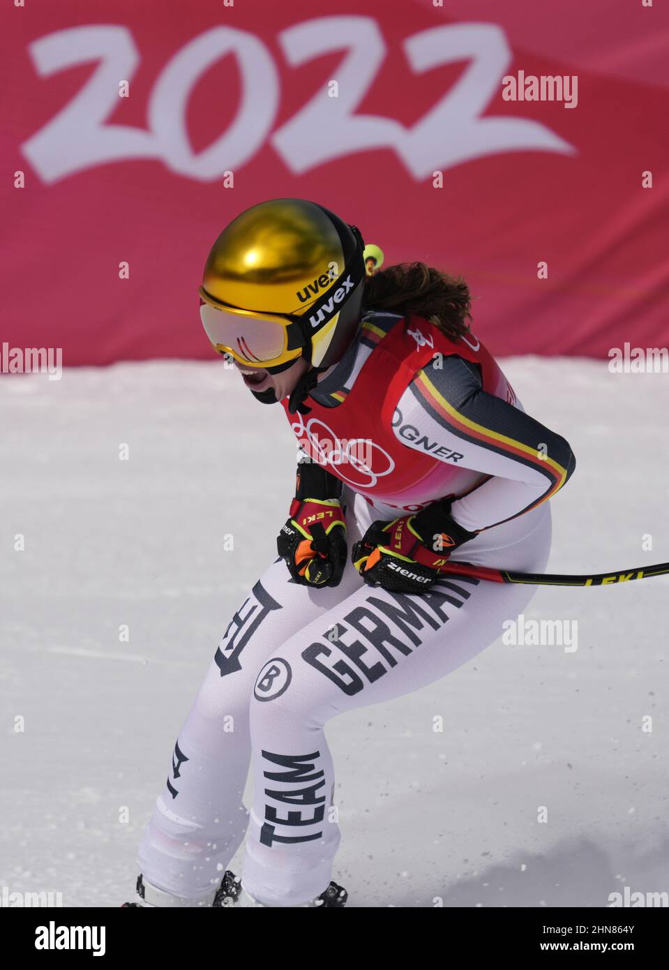 Pékin, Chine. 15th févr. 2022. Kira Weidle, d'Allemagne, réagit après avoir franchi la ligne d'arrivée de la course de descente des femmes de ski alpin au Centre national de ski alpin de Yanqing aux Jeux olympiques d'hiver de Beijing en 2022, le mardi 15 février 2022. Photo de Paul Hanna/UPI crédit: UPI/Alay Live News Banque D'Images