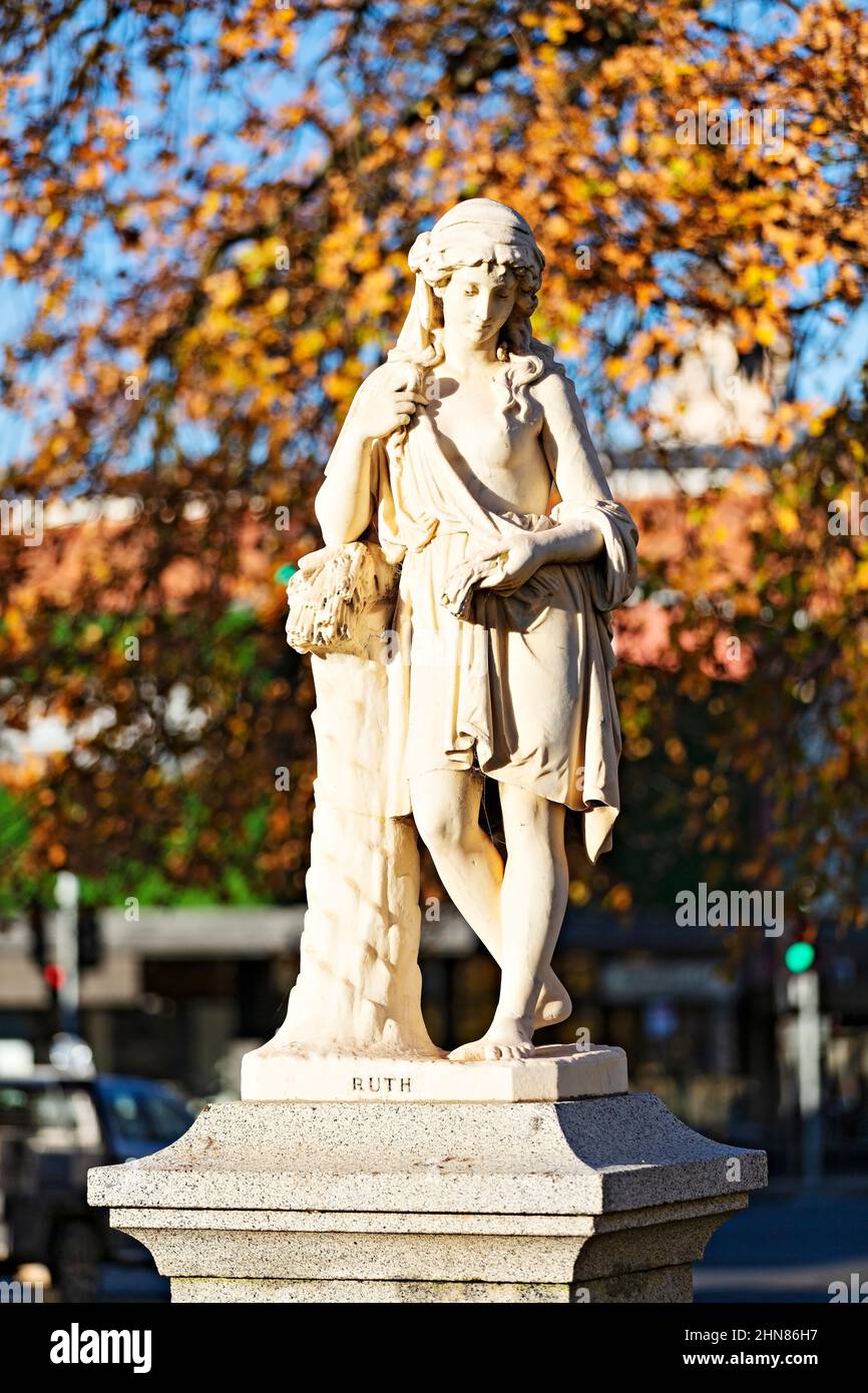 Ballarat Australie / cette statue en marbre vers 1889 appelée Ruth est située dans Sturt Street, Ballarat. Banque D'Images