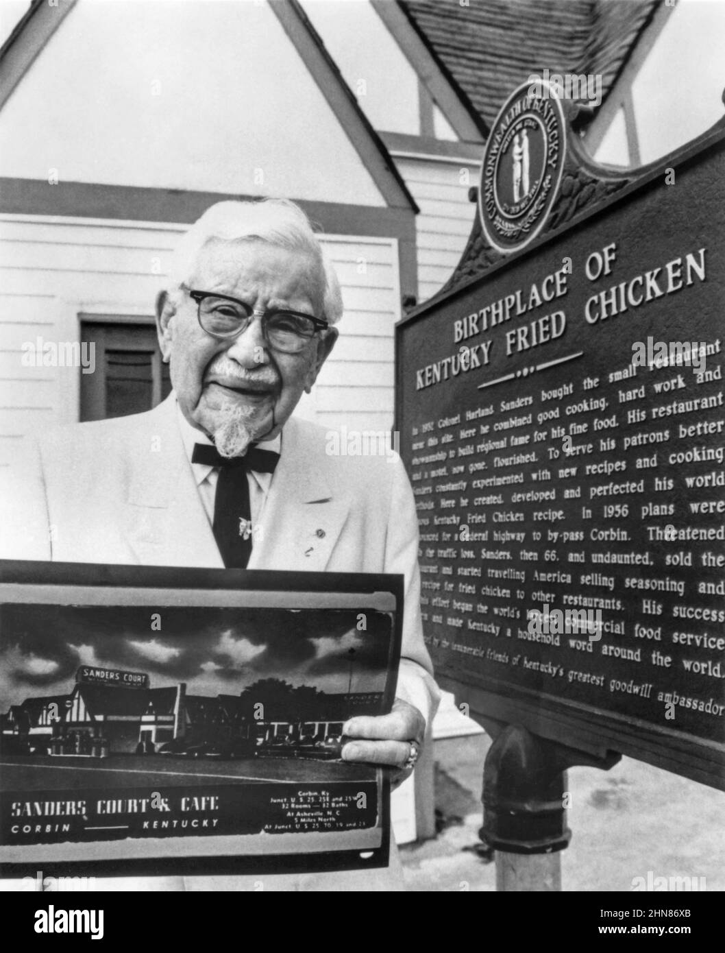 Colonel Harland Sanders, fondateur de Kentucky Fried Chicken (KFC), au restaurant Corbin, Kentucky, à l'occasion de son anniversaire de 80th, le 9 septembre 1970. Banque D'Images