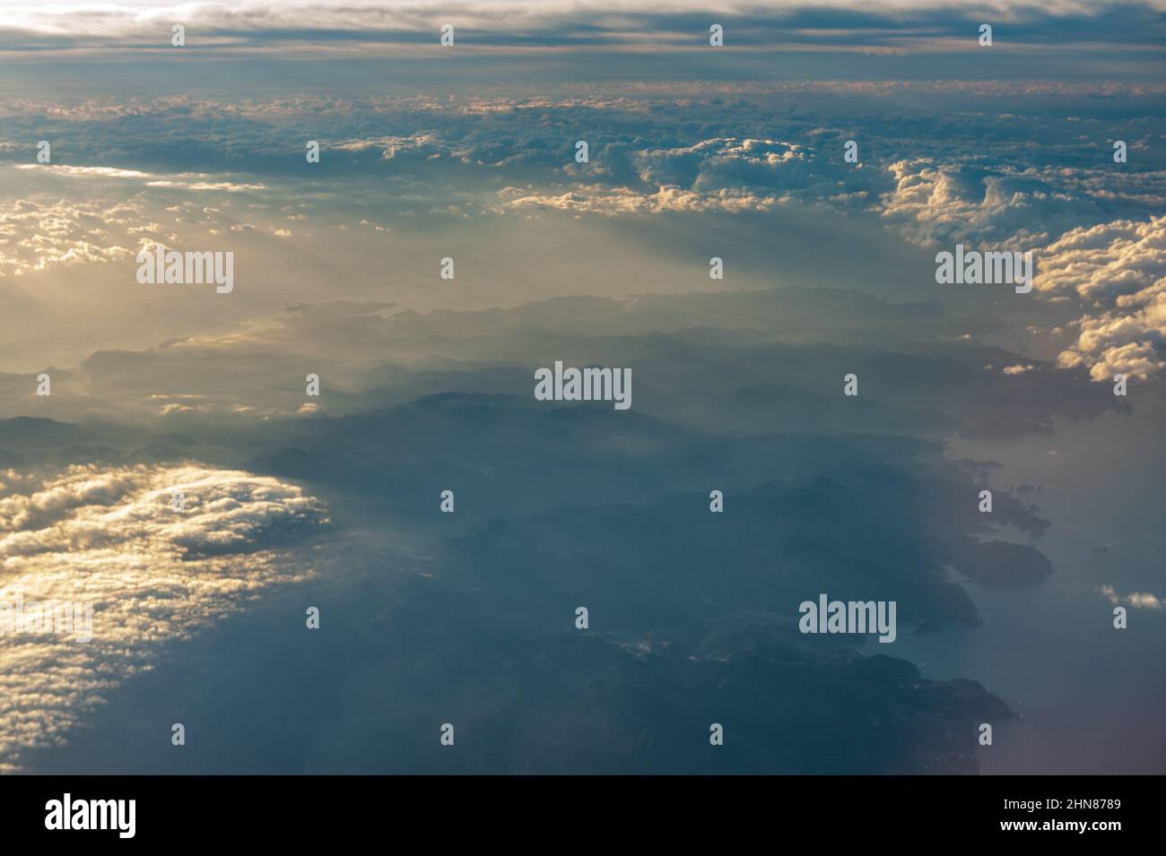 Prise de vue aérienne de la côte est du Japon, à partir d'environ 35000 pieds. Banque D'Images