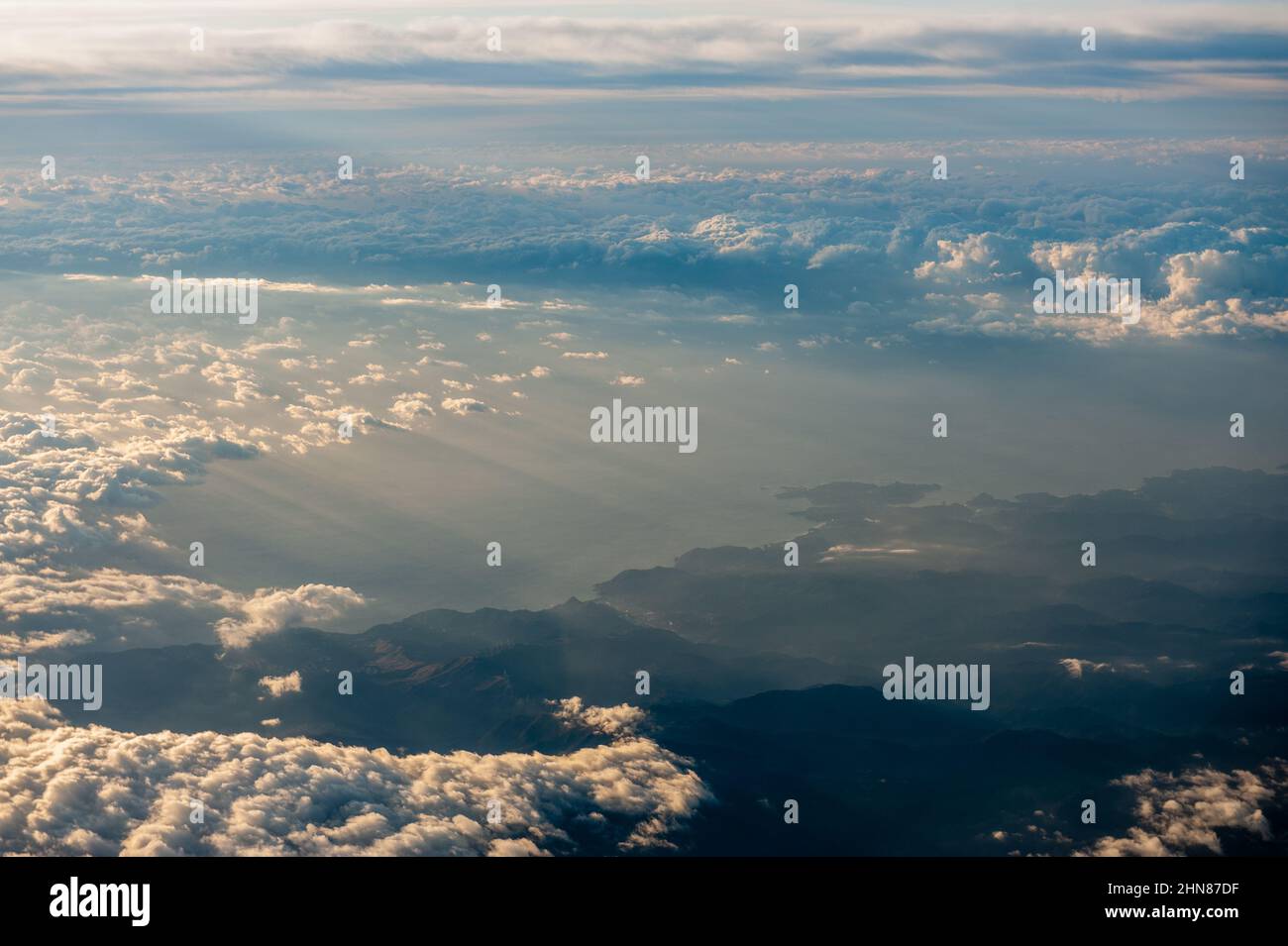 Prise de vue aérienne de la côte est du Japon, à partir d'environ 35000 pieds. Banque D'Images
