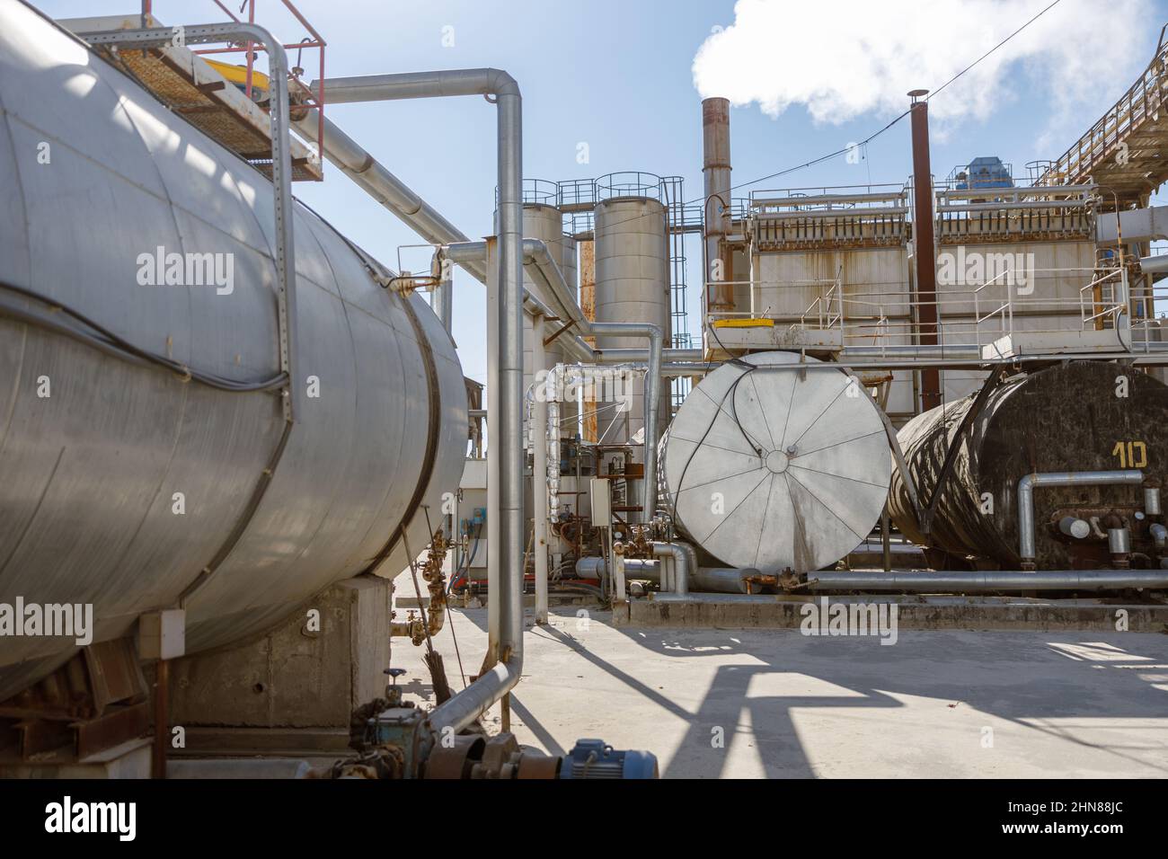 Photo d'une grande usine pour la production de matériaux de construction Banque D'Images