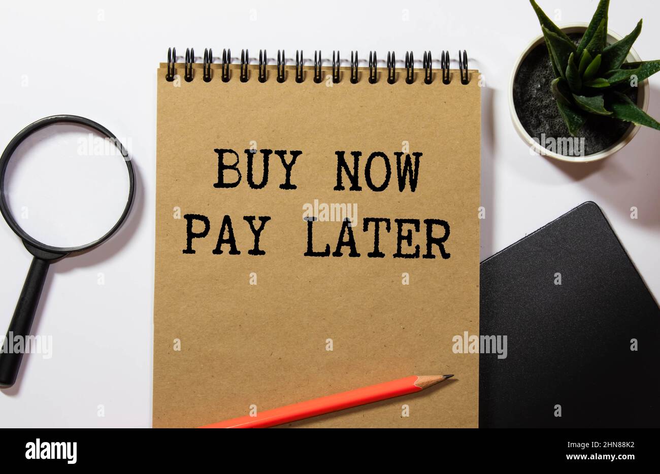 Acheter maintenant payer plus tard concept de texte écrire sur le bloc-notes. Banque D'Images