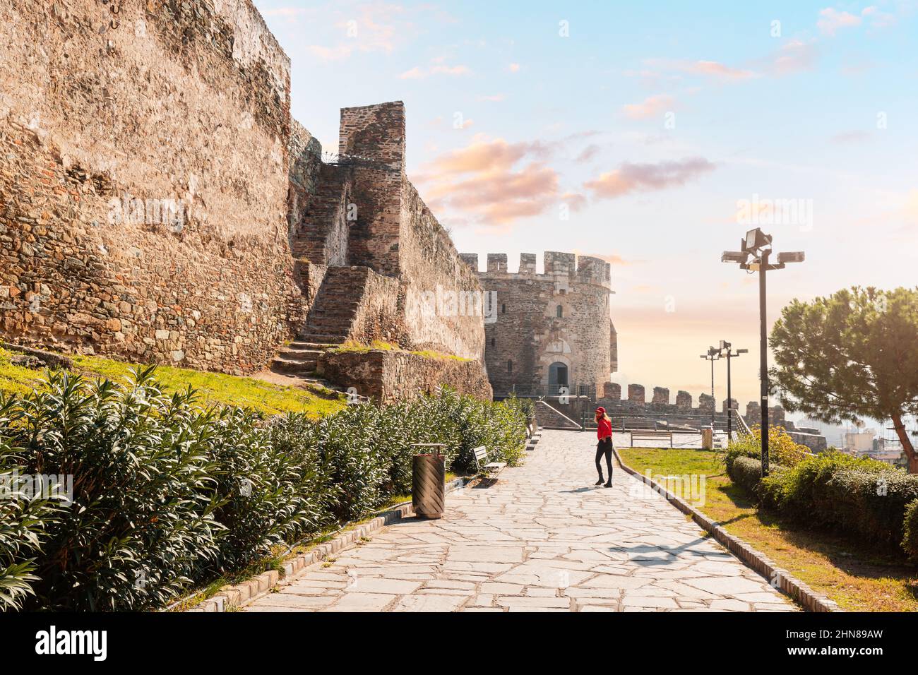 Une jeune fille touristique se rend à pied à l'entrée de la Tour de Trigonon ou de la chaîne dans la haute ville d'Ano poli à Thessalonique, Grèce Banque D'Images