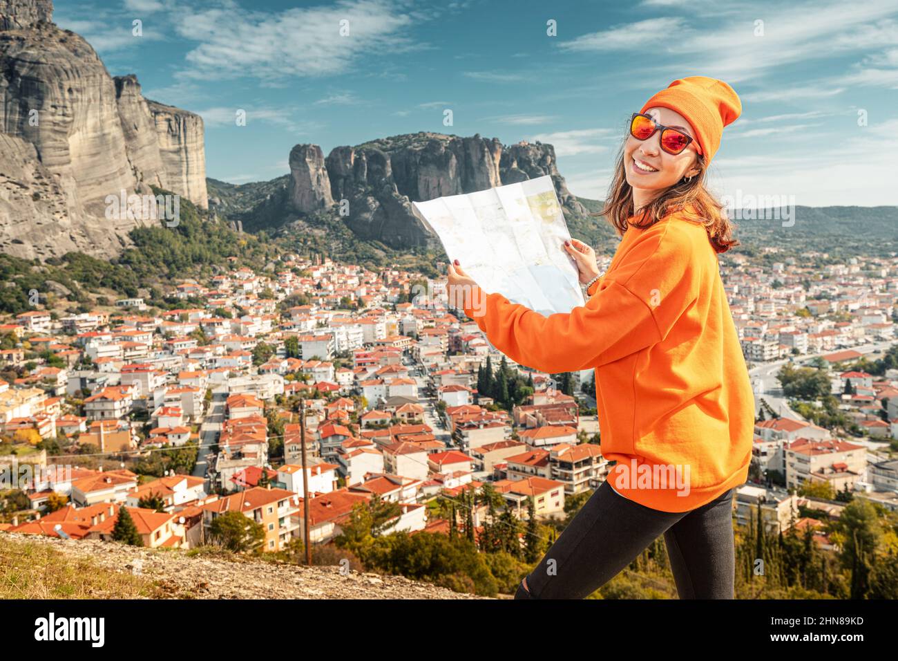 Happy Woman avec carte ouverte recherche des sites et destinations de voyage dans la ville de Kalabaka situé près des célèbres monastères de Meteora. Naturel et religieux Banque D'Images