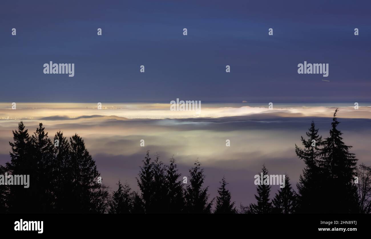 Brouillard recouvrant la ville moderne pendant le crépuscule hivernal. Banque D'Images