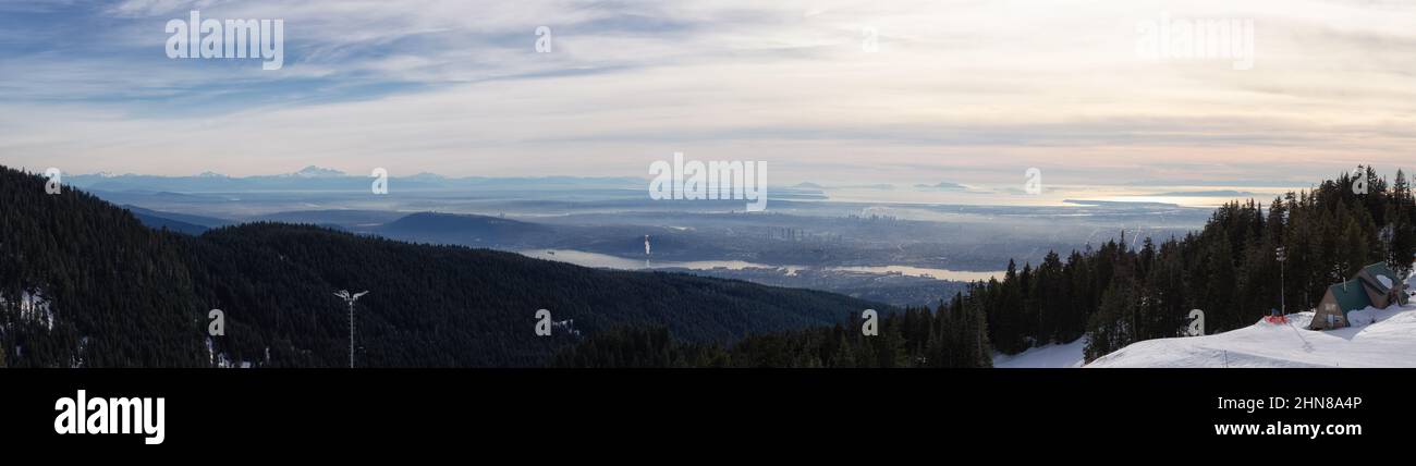 Vue panoramique depuis la station de ski de Top of Grouse Mountain avec la ville en arrière-plan. Banque D'Images