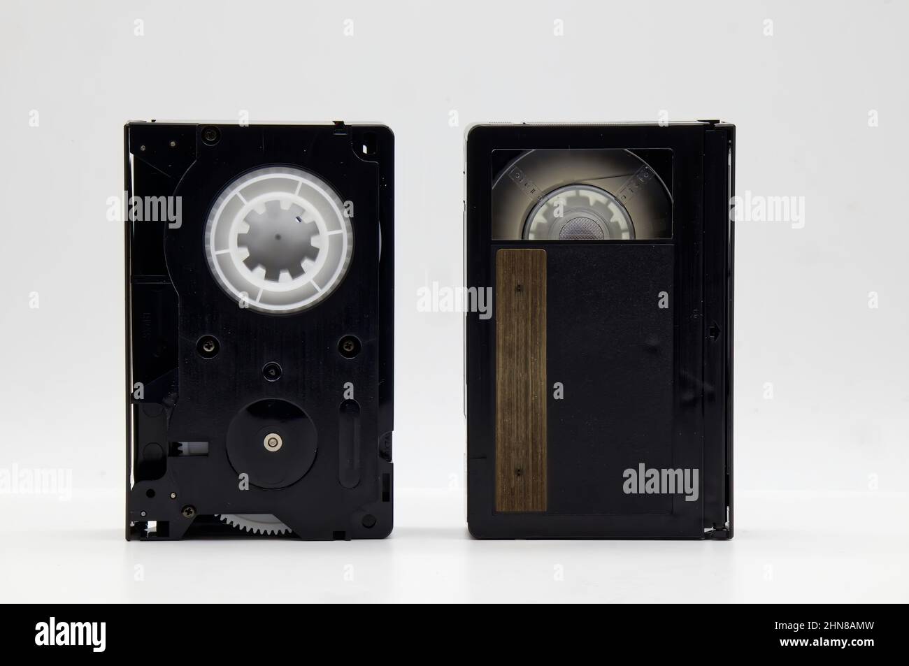 Cassette vidéo Vintage Mini DV isolée sur fond blanc. La technologie de style rétro du 90s Banque D'Images