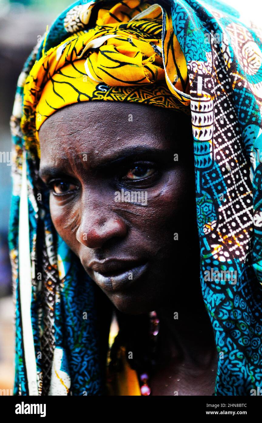 Une femme avec une cicatrisation faciale traditionnelle de la zone frontalière du Burkina Faso et du Niger. Banque D'Images