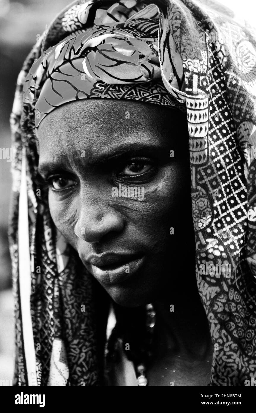 Une femme avec une cicatrisation faciale traditionnelle de la zone frontalière du Burkina Faso et du Niger. Banque D'Images