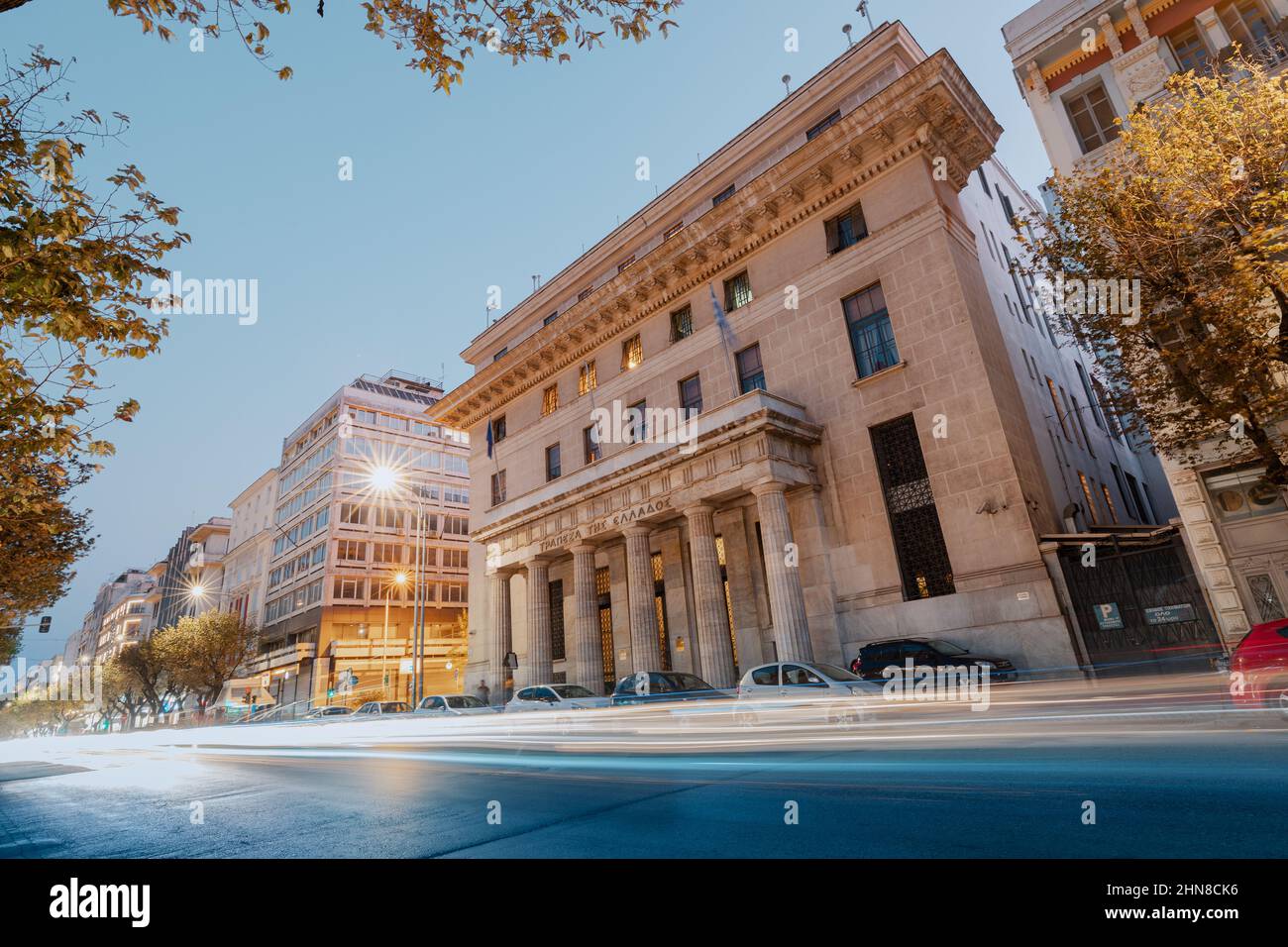 21 octobre 2021, Thessalonique, Grèce: La Banque nationale de Grèce est construite dans le style hellénique traditionnel avec des colonnes majestueuses. Légende - piège EBNIKH Banque D'Images