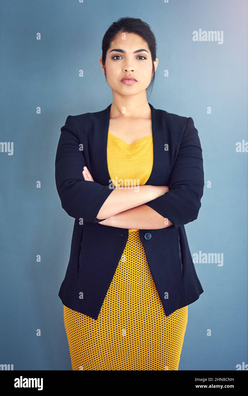 La confiance est la clé du succès. Portrait en studio d'une jeune femme d'affaires attirante debout sur fond bleu. Banque D'Images