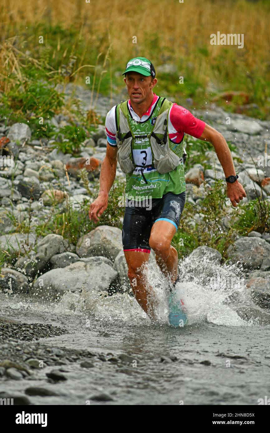 ARTHURS PASS, NOUVELLE-ZÉLANDE, 12 FÉVRIER 2022; le concurrent Ryan Kiesanowski traverse la rivière Bealey dans le triathlon d'un océan à l'autre Banque D'Images