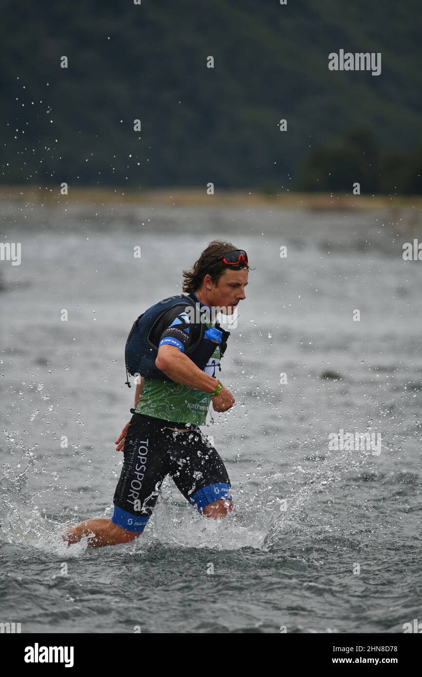 ARTHURS PASS, NOUVELLE-ZÉLANDE, 12 FÉVRIER 2022 ; concurrent Sam Manson en course sur la côte au triathlon Coiast Banque D'Images