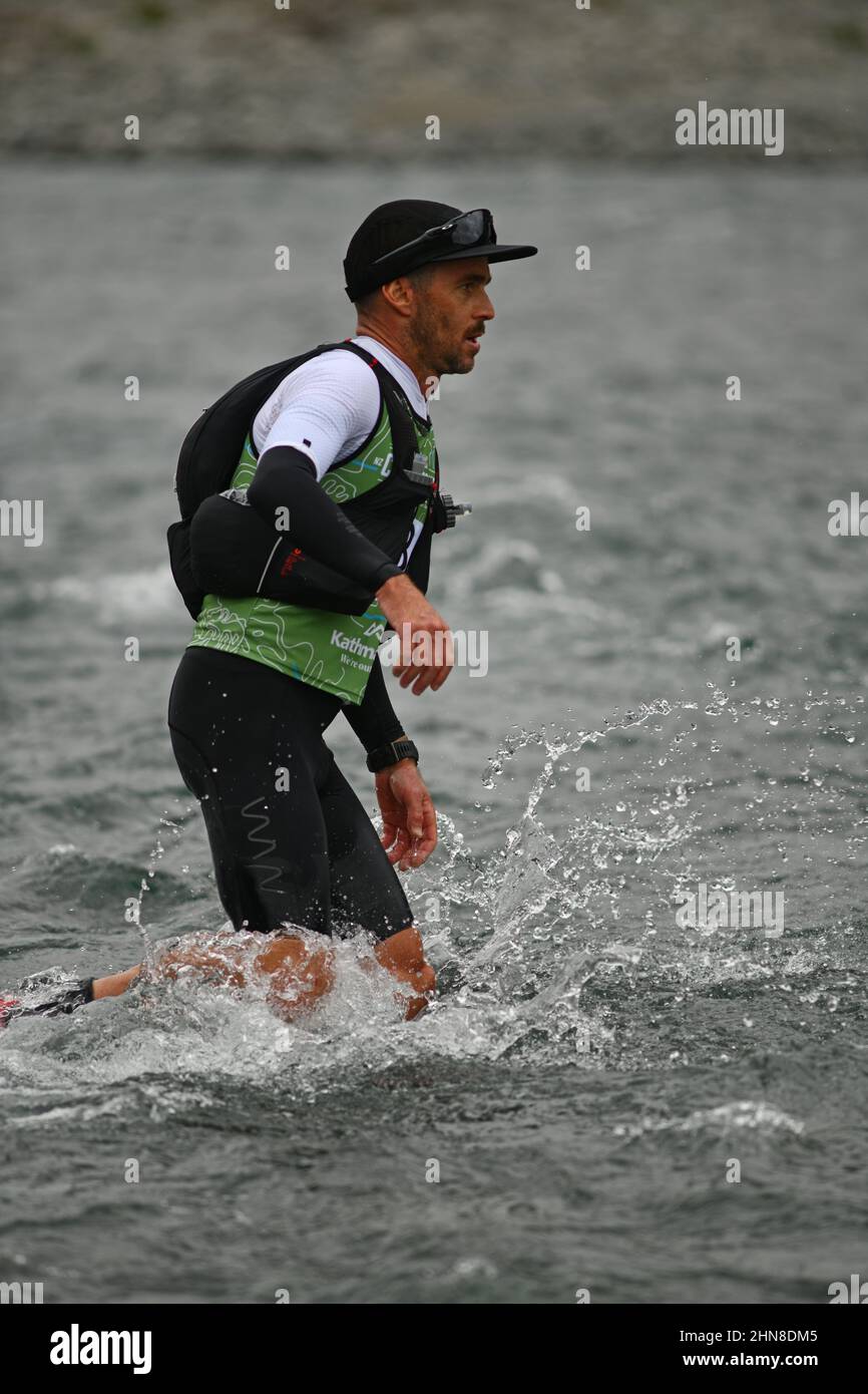 ARTHURS PASS, NOUVELLE-ZÉLANDE, 12 FÉVRIER 2022 ; concurrent 8 en triathlon d'un océan à l'autre Banque D'Images