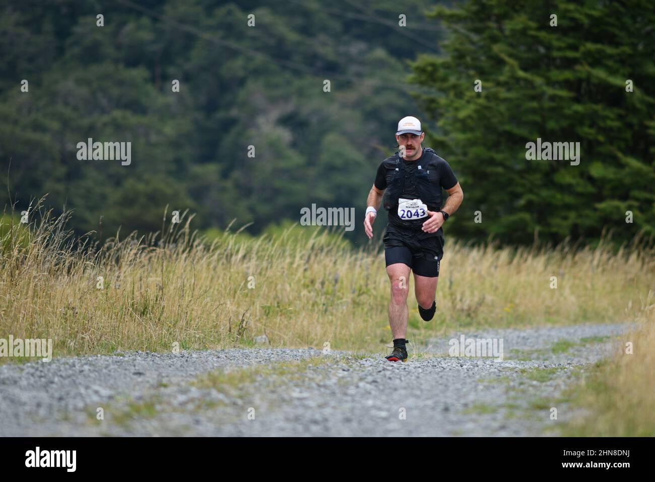 ARTHURS PASS, NOUVELLE-ZÉLANDE, le 12 FÉVRIER 2022 ; le concurrent Ben O'Carroll sur le chemin de gagner deuxième dans la course de montagne individuelle de 33km en un temps de 3:50:01 Banque D'Images