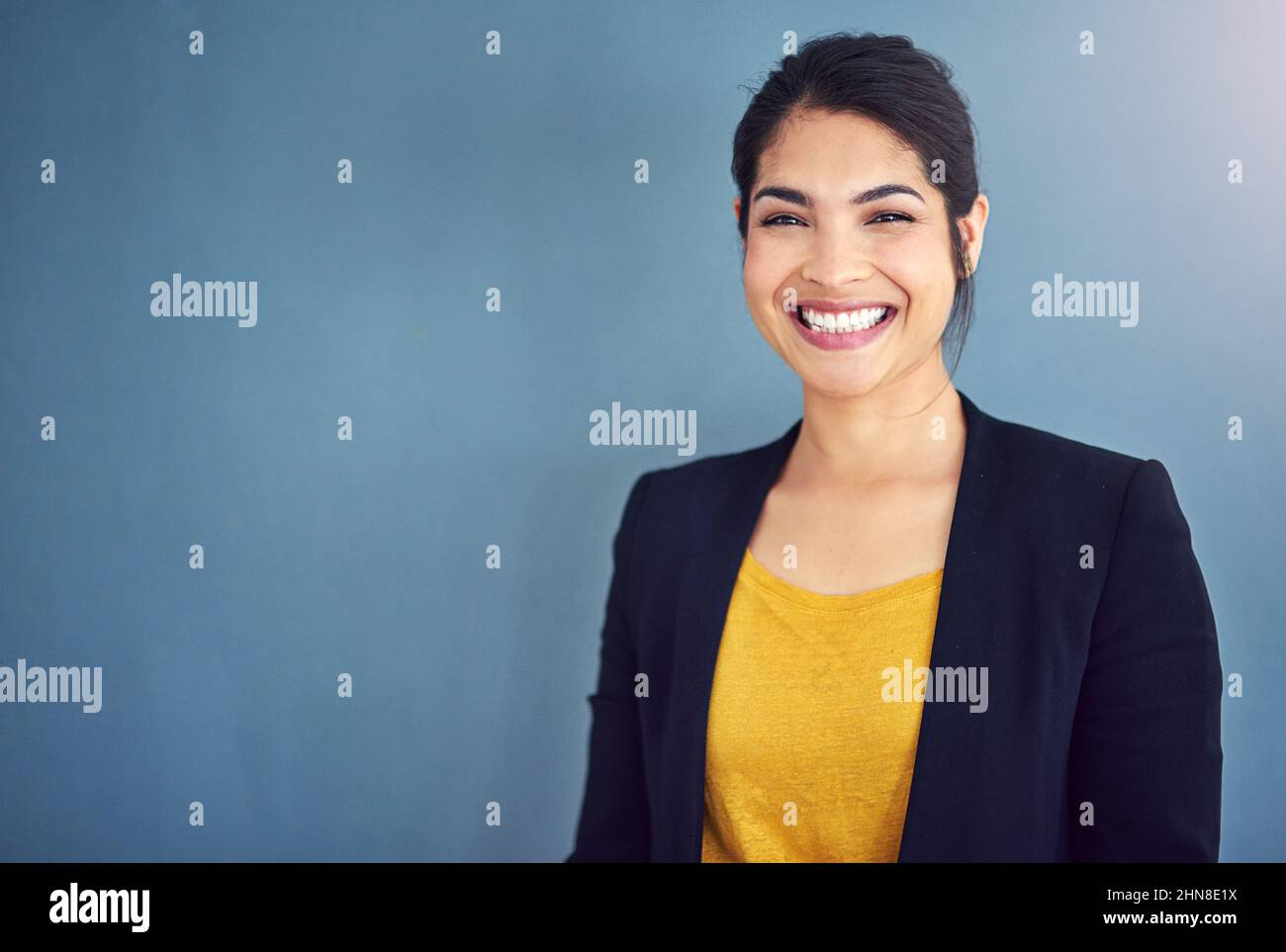 La confiance est la clé du succès. Portrait en studio d'une jeune femme d'affaires attirante debout sur fond bleu. Banque D'Images